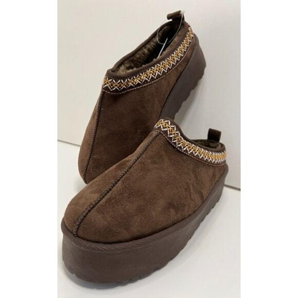 NWT Avalanche Cozy Slippers in dark brown. Size 9. - Picture 1 of 8